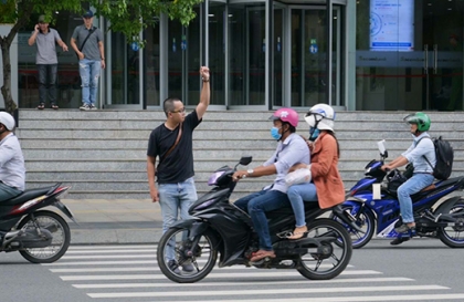 Nghị định 168 - Lỗi trừ 2 điểm GPLX: Điều khiển xe máy chuyển hướng không nhường đường cho người đi bộ, người khuyết tật đi xe lăn